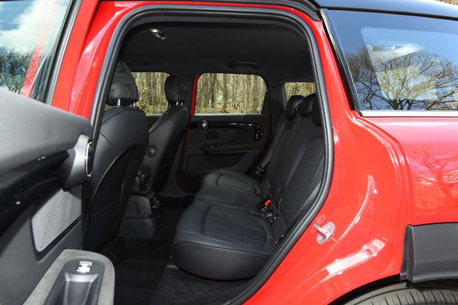 Интерьер Mini Cooper SD Countryman ALL4 2017 года  (UK) (фото 5 из 12)